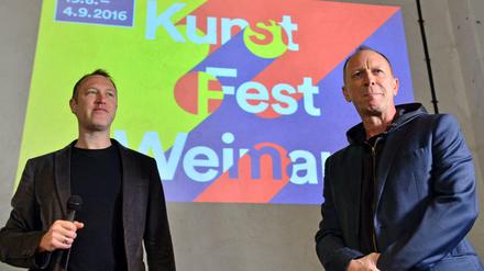 Christian Holtzhauer, der künstlerische Leiter des Kunstfests Weimar (l.,), bei der Vorstellung des Programms 2016. Rechts der Intendant des Deutschen Nationaltheaters, Hasko Weber.