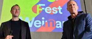 Christian Holtzhauer, der künstlerische Leiter des Kunstfests Weimar (l.,), bei der Vorstellung des Programms 2016. Rechts der Intendant des Deutschen Nationaltheaters, Hasko Weber. 