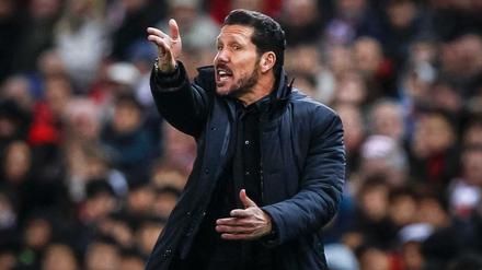 Wo soll da ein Ball aufs Feld geworfen worden sein? Trainer Diego Simeone wurde bei Atletico Madrid gesperrt.