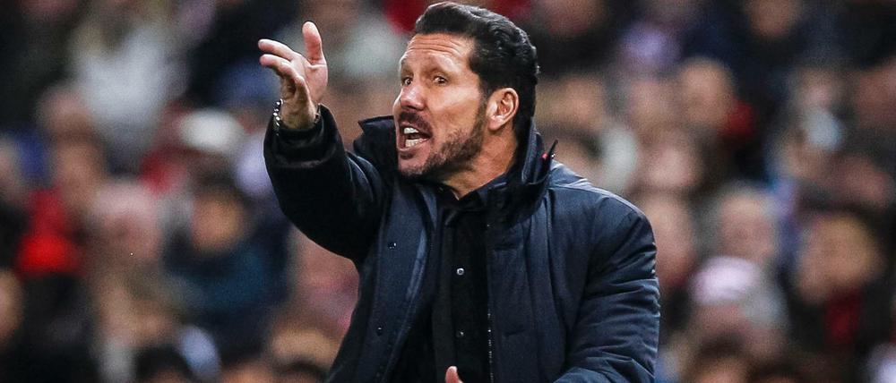 Wo soll da ein Ball aufs Feld geworfen worden sein? Trainer Diego Simeone wurde bei Atletico Madrid gesperrt.