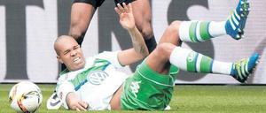 Das tat weh. Der Wolfsburger Naldo (unten) und Augsburgs Caiuby. 