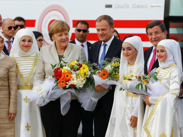 Angela Merkel, Donald Tusk und der türkische Premier Ahmet Davutoglu im Flüchtlingslager Gaziantep in der Türkei.