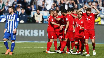 Viel Freude bei den Münchnern. Thomas Müller gibt die Ulknudel.
