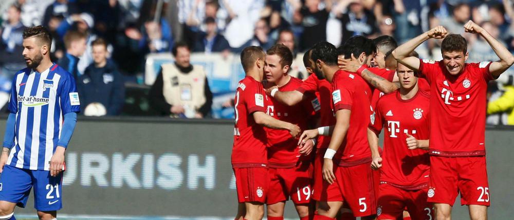 Viel Freude bei den Münchnern. Thomas Müller gibt die Ulknudel.