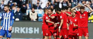 Viel Freude bei den Münchnern. Thomas Müller gibt die Ulknudel.