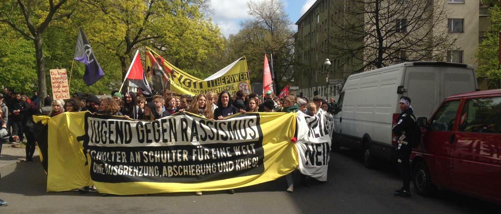 Schüler demonstrieren gegen Rassismus.