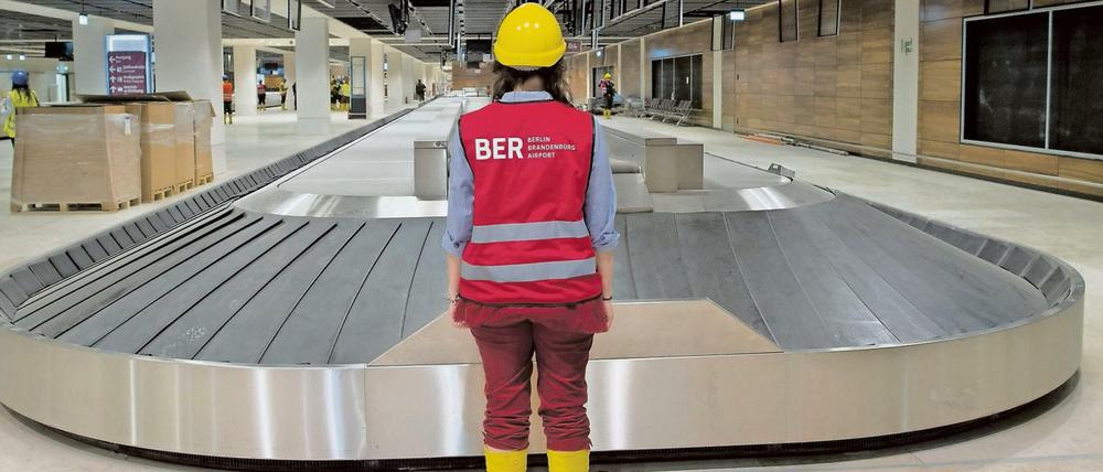 Das Gepäckband im Terminal des neuen Hauptstadtflughafens Berlin Brandenburg Willy Brandt (BER) in Schönefeld jedenfalls steht schon.