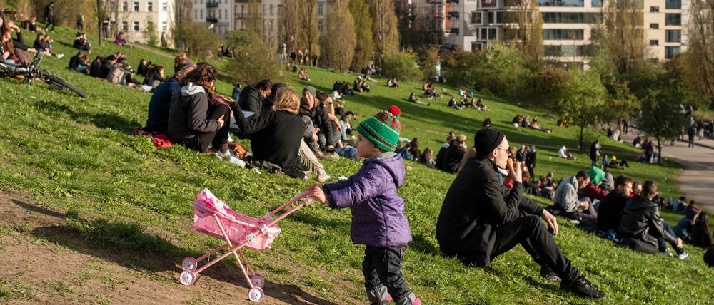 Es geht aufwärts. Das gilt zumindest für dieses Kind im Mauerpark, aber leider nicht für die Temperaturen.