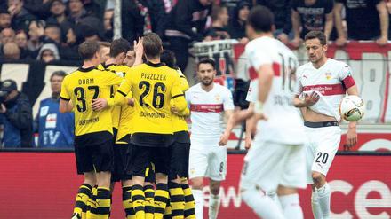 Auftakt zu einem klaren Erfolg. Die Dortmunder Spieler jubeln nach dem Tor zum 1:0 durch Shinji Kagawa (verdeckt). 