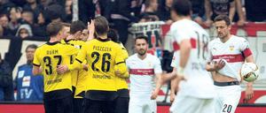 Auftakt zu einem klaren Erfolg. Die Dortmunder Spieler jubeln nach dem Tor zum 1:0 durch Shinji Kagawa (verdeckt). 