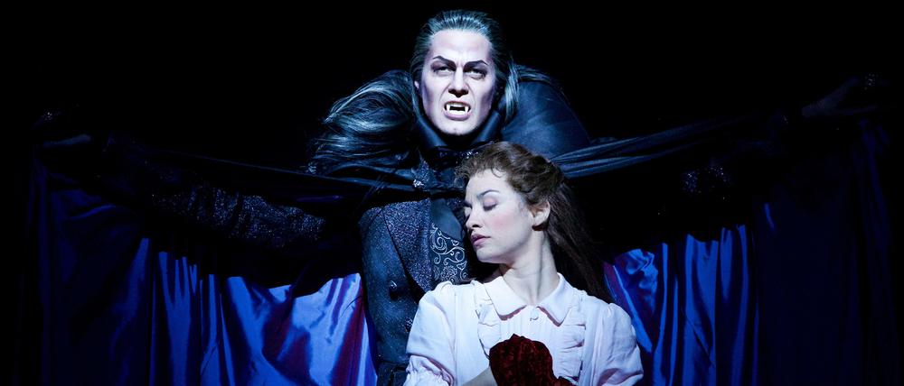Im Bann des Bösen. Mark Seibert als Graf von Krolock und Veronica Appeddu als Sarah in „Tanz der Vampire“.