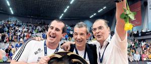Wo ich bin, ist Victory. Friedrichshafens Trainer Stelian Moculescu (r.) mit seinen Assistenten Bogdan Tanase (l.) und Marco Fenoglio.