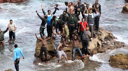 Geschafft: Die Flüchtlinge nutzen die guten Seebedingungen, um am Strand-Grenzübergang Benzú übers Meer nach Ceuta zu gelangen.