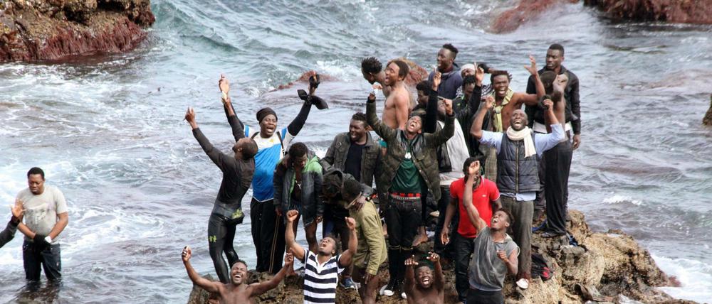 Geschafft: Die Flüchtlinge nutzen die guten Seebedingungen, um am Strand-Grenzübergang Benzú übers Meer nach Ceuta zu gelangen.