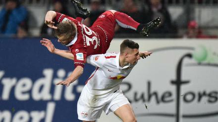 Gut abgerollt. Ex-Lauterer Willi Orban bringt sich bei Jean Zimmer (oben) in Erinnerung.