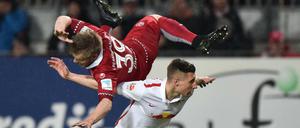 Gut abgerollt. Ex-Lauterer Willi Orban bringt sich bei Jean Zimmer (oben) in Erinnerung.