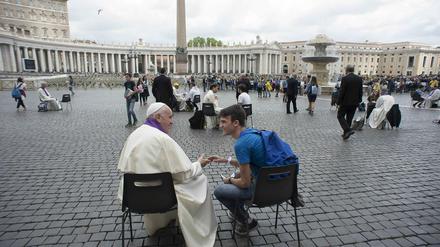 Der Papst mit einem der Jugendlichen, denen er spontan die Beichte abnahm. 