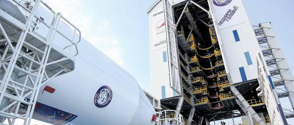 Eine russische Sojus-Rakete mit drei Satelliten an Bord ist vom neuen Weltraumbahnhof Wostotschny gestartet.