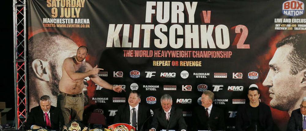 Tyson Fury zog bei der PK in Manchester schon mal blank. Wladimir Klitschko mag gar nicht hinschauen.