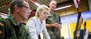 Bundesverteidigungsministerin Ursula von der Leyen lässt sich im Bundesamt für Ausrüstung, Informationstechnik und Nutzung der Bundeswehr in Euskirchen die IT-Systeme erklären.