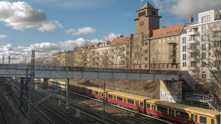 Die „Medienbrücke“ über den Ringbahngraben ist ein beliebter illegaler Treffpunkt.
