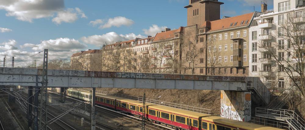 Die „Medienbrücke“ über den Ringbahngraben ist ein beliebter illegaler Treffpunkt.