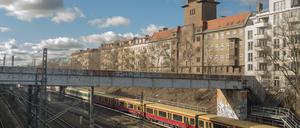 Die „Medienbrücke“ über den Ringbahngraben ist ein beliebter illegaler Treffpunkt.