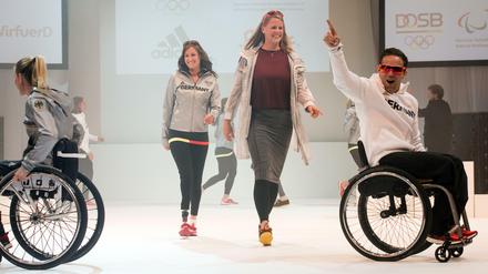 Die Athleten präsentierten am Dienstag in Düsseldorf ihre Sportkleidung für die olympischen und paralympischen Spiele im August und September in Rio de Janeiro.