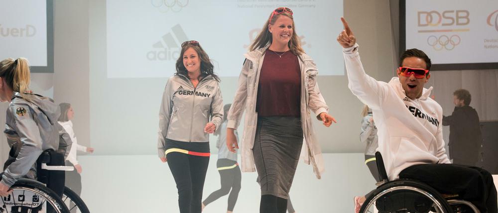Die Athleten präsentierten am Dienstag in Düsseldorf ihre Sportkleidung für die olympischen und paralympischen Spiele im August und September in Rio de Janeiro.