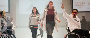 Die Athleten präsentierten am Dienstag in Düsseldorf ihre Sportkleidung für die olympischen und paralympischen Spiele im August und September in Rio de Janeiro.