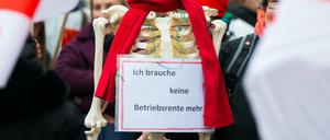 Ein Skelett mit einem Schild "Ich brauche keine Betriebsrente mehr" während eines Warnstreiks. 