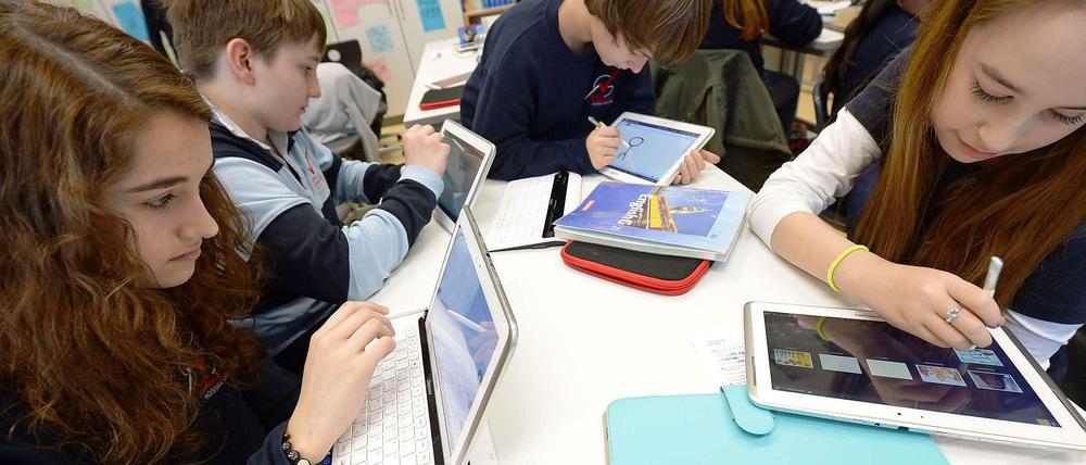 Computer im Unterricht. Kinder müssen den richtigen Umgang damit lernen. Bei der Verwaltung der Schulen fehlt noch die notwendige Ausstattung.