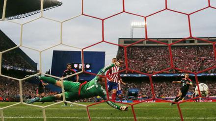 Saul Niguez (l.) trifft zum 1:0, Manuel Neuer streckt sich vergeblich.