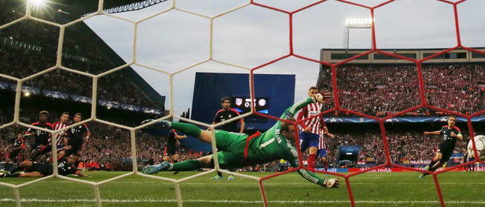 Saul Niguez (l.) trifft zum 1:0, Manuel Neuer streckt sich vergeblich.