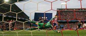 Saul Niguez (l.) trifft zum 1:0, Manuel Neuer streckt sich vergeblich.