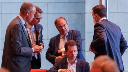 Armin Laschet (M), Unions-Kanzlerkandidat, CDU-Bundesvorsitzender und Ministerpräsident von Nordrhein-Westfalen, steht mit Friedrich Merz (l), CDU-Bundestagsabgeordneter, Carsten Linnemann (2.v.l), CDU-Bundestagsabgeordneter, und Paul Ziemiak (r), CDU-Generalsekretär, stehen nach einen NRW-Landesgruppentreffen vor Beginn der ersten Fraktionssitzung der Union zusammen. 