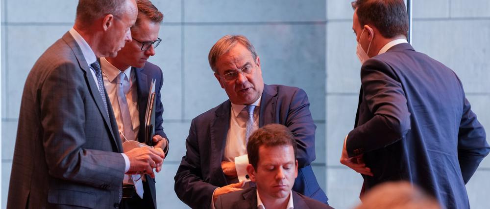 Armin Laschet (M), Unions-Kanzlerkandidat, CDU-Bundesvorsitzender und Ministerpräsident von Nordrhein-Westfalen, steht mit Friedrich Merz (l), CDU-Bundestagsabgeordneter, Carsten Linnemann (2.v.l), CDU-Bundestagsabgeordneter, und Paul Ziemiak (r), CDU-Generalsekretär, stehen nach einen NRW-Landesgruppentreffen vor Beginn der ersten Fraktionssitzung der Union zusammen. 