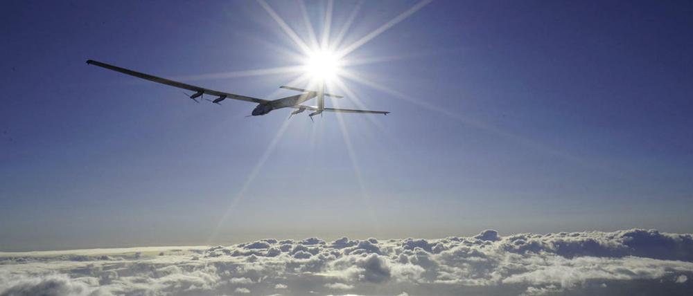 Die "Solar Impulse 2" kurz nach Start von Hawaii auf dem Weg nach San Francisco. 