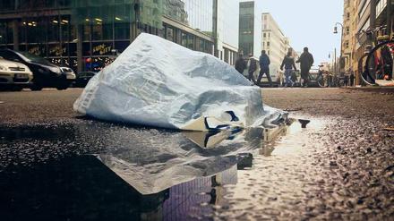 Gefahr für Mensch und Tier. Die Europäische Union will den Pro-Kopf-Verbrauch von Plastiktüten drastisch reduzieren. Foto: Christoph Schmidt/dpa