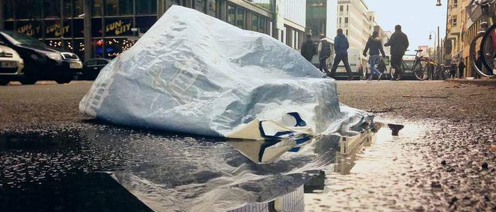 Gefahr für Mensch und Tier. Die Europäische Union will den Pro-Kopf-Verbrauch von Plastiktüten drastisch reduzieren. Foto: Christoph Schmidt/dpa