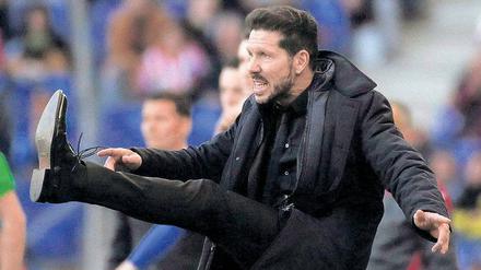 Hoch das Bein. Atléticos Trainer Diego Simeone liebt es auf dem Fußballplatz rustikal. 