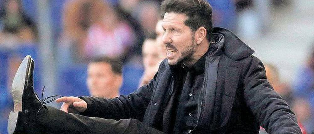 Hoch das Bein. Atléticos Trainer Diego Simeone liebt es auf dem Fußballplatz rustikal.