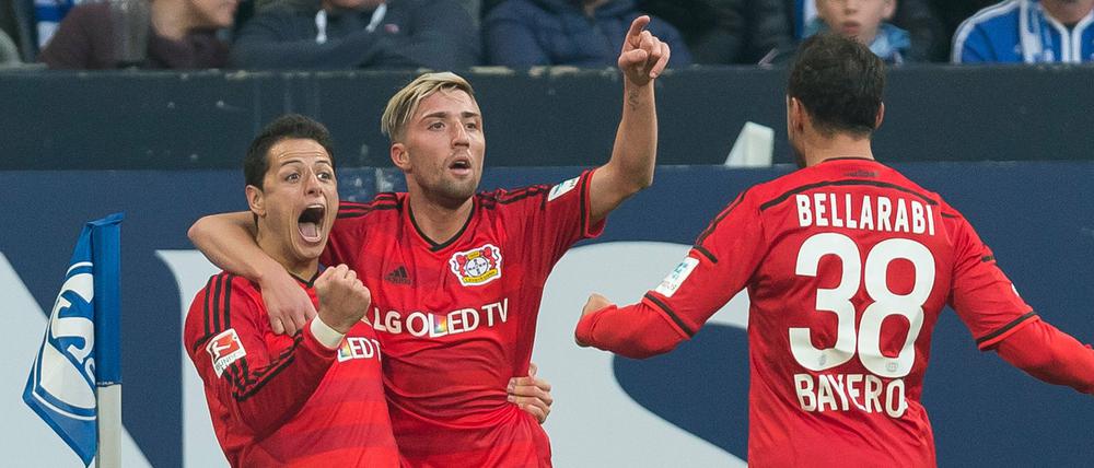 Gibt's nicht? Geht doch! Leverkusens Chicharito (l.) bejubelt an der Eckfahne sein Tor zum 2:3 mit Leverkusens Kevin Kampl (m) und Leverkusens Karim Bellarabi. 