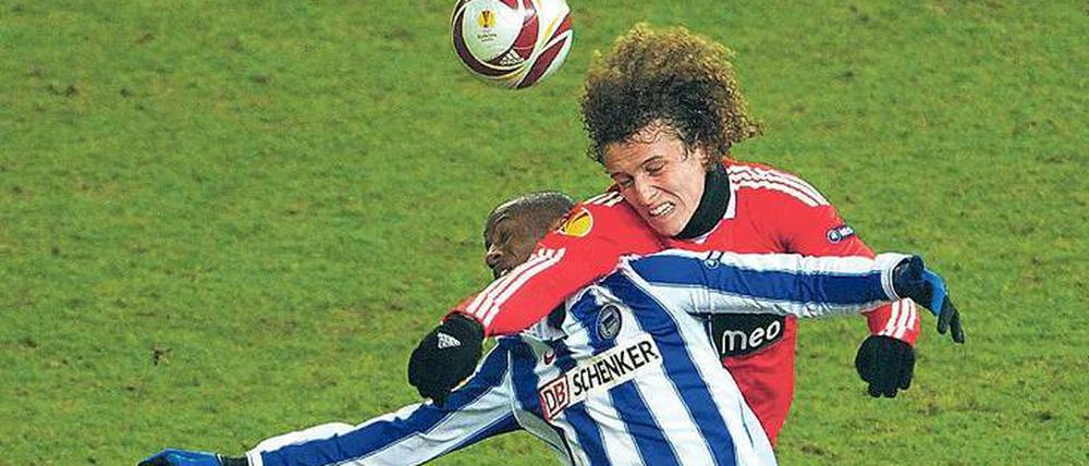 Internationale Härte. Im bisher letzten Europapokalspiel bekamen es Hertha und Adrian Ramos (vorne) vor sechs Jahren unter anderem mit David Luiz zu tun. 
