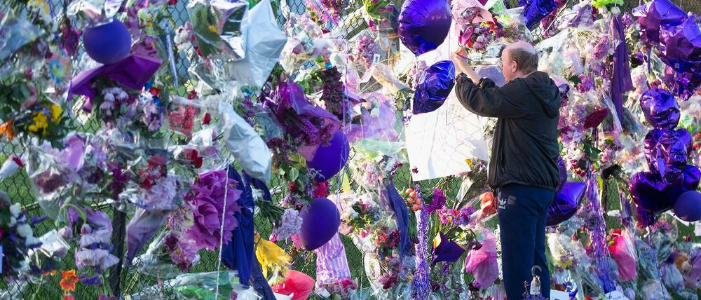 Fans verabschieden sich von Prince, am Zaun von Paisley Park, dem Wohn- und Studiokomplex des Musikers.