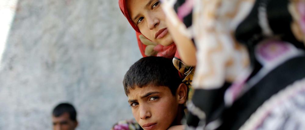 Syrer, die aus Aleppo geflohen sind, vor ihrer Unterkunft in Gaziantep.