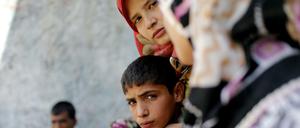 Syrer, die aus Aleppo geflohen sind, vor ihrer Unterkunft in Gaziantep.