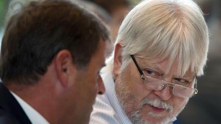 Rücktritt trotz Rückendeckung. Linksparteichef Christian Görke (l.) lobte Justizminister Helmuth Markov noch. Aber jetzt folgte dessen Bitte um Entlassung.
