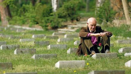 Ort der Trauer. Die Toten wurden umgebettet auf den Waldfriedhof Zehlendorf. Der Sohn eines der Ermordeten kommt jedes Jahr am 23. April hierher, um den Vater zu ehren.