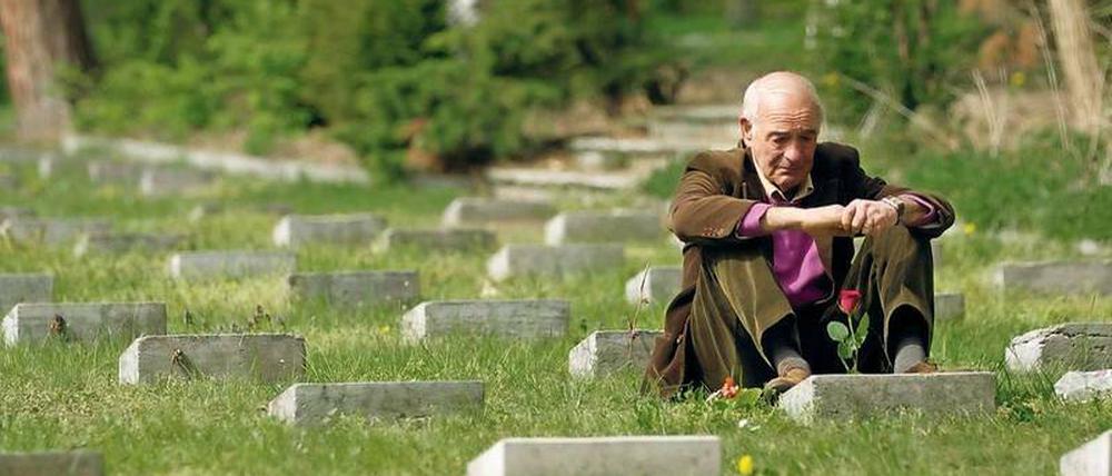 Ort der Trauer. Die Toten wurden umgebettet auf den Waldfriedhof Zehlendorf. Der Sohn eines der Ermordeten kommt jedes Jahr am 23. April hierher, um den Vater zu ehren.